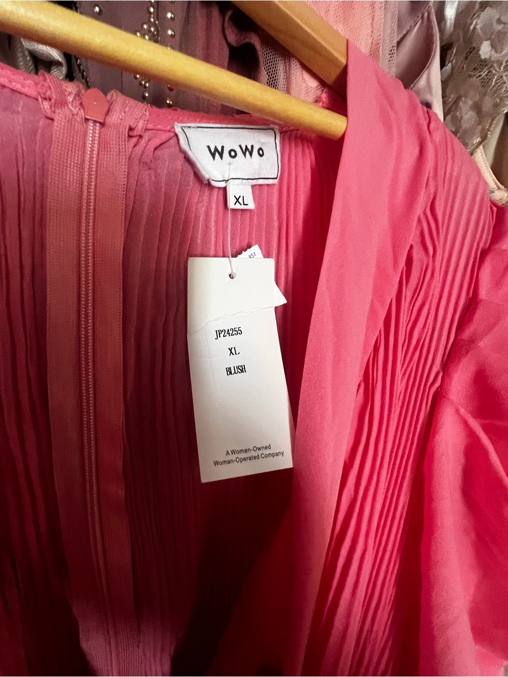 Wowo Pink Pleated V-Neck jumpsuit with Puff Sleeves - Picture 2 of 3